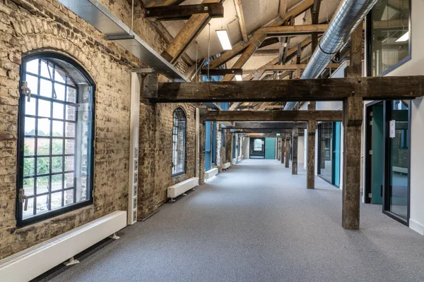 Moderne kantoorverbouwing met open werkplekken